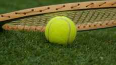 Raqueta y pelota de tenis